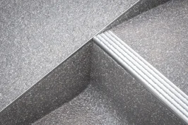 Anschluss Stufe Schraege Kehle