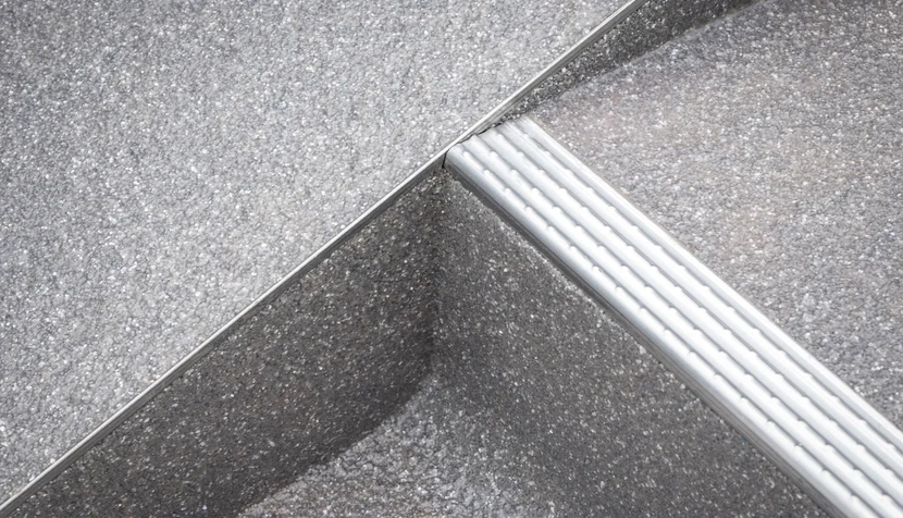 Anschluss Stufe Schraege Kehle